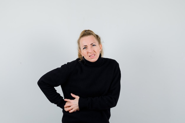 Mujer joven expresiva posando en el estudio