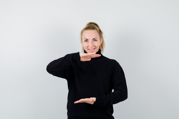 Mujer joven expresiva posando en el estudio