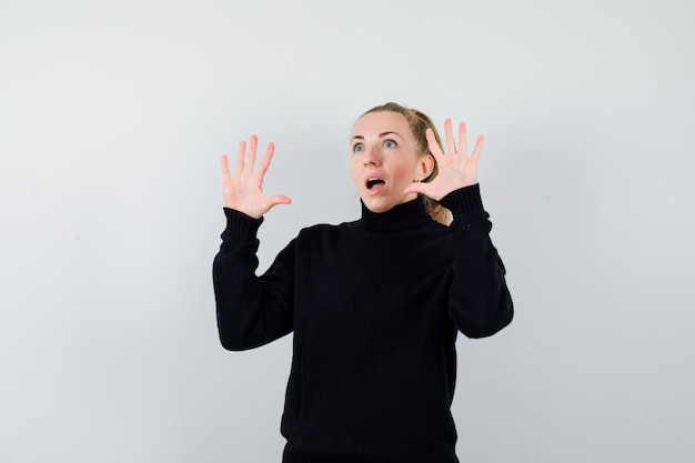 Mujer joven expresiva posando en el estudio