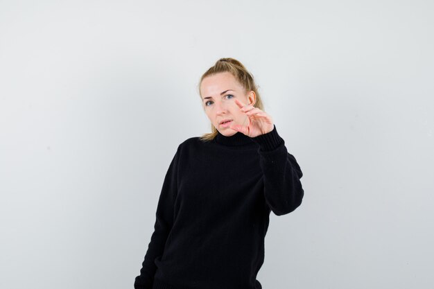 Mujer joven expresiva posando en el estudio