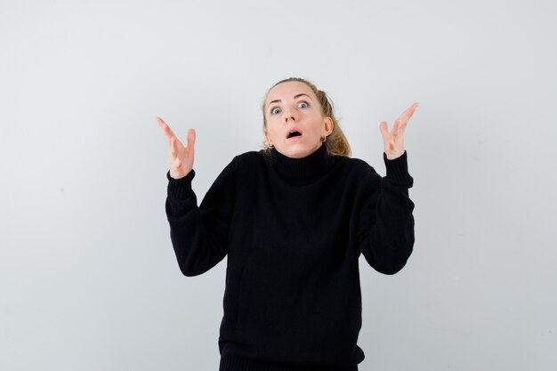 Mujer joven expresiva posando en el estudio