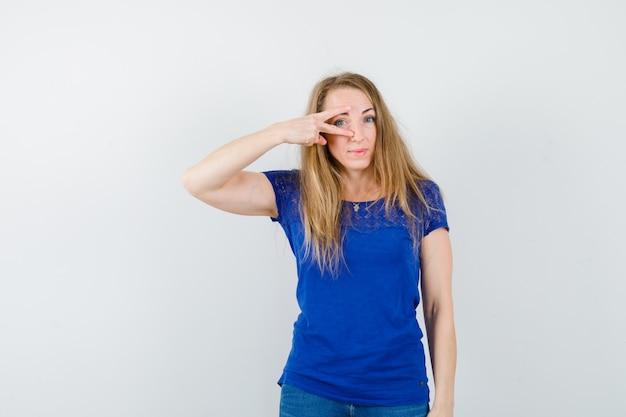 Mujer joven expresiva posando en el estudio