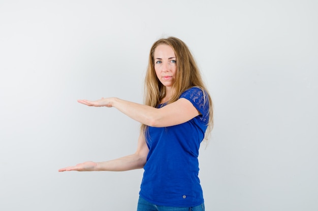 Mujer joven expresiva posando en el estudio