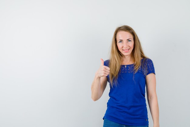 Mujer joven expresiva posando en el estudio