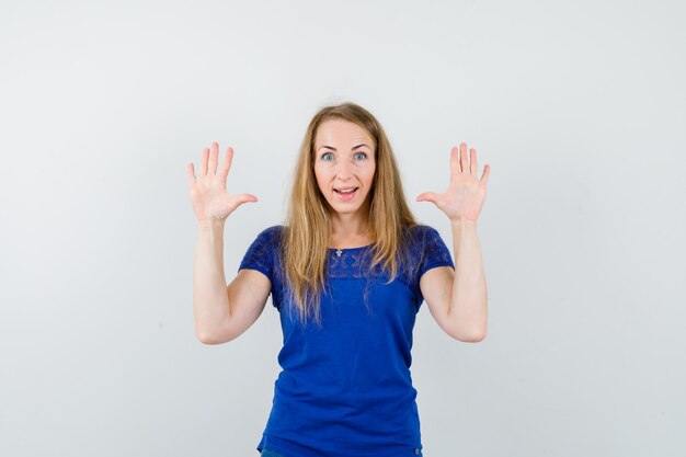 Mujer joven expresiva posando en el estudio