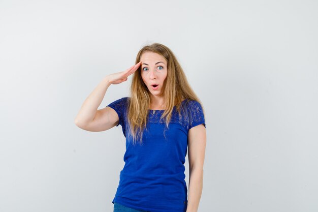 Mujer joven expresiva posando en el estudio