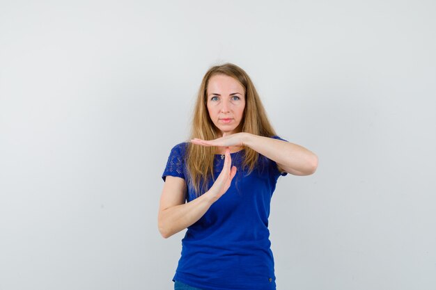 Mujer joven expresiva posando en el estudio