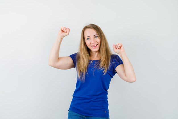 Mujer joven expresiva posando en el estudio