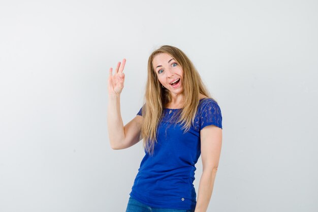 Mujer joven expresiva posando en el estudio