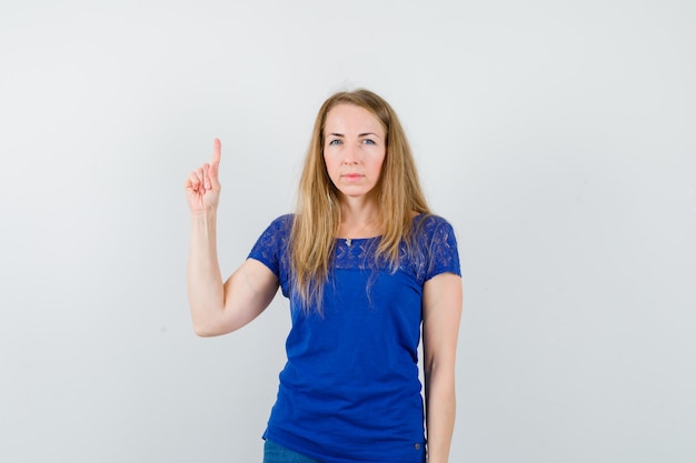 Mujer joven expresiva posando en el estudio