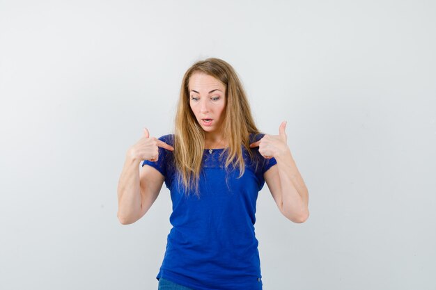 Mujer joven expresiva posando en el estudio