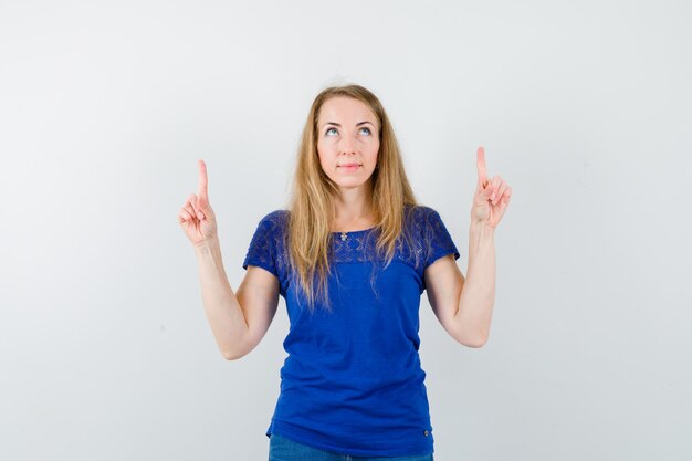 Mujer joven expresiva posando en el estudio