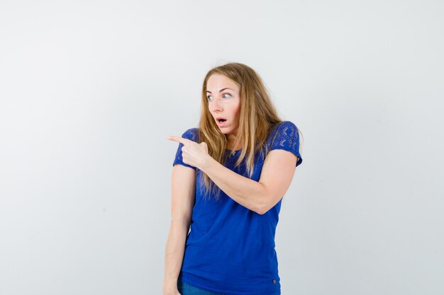 Mujer joven expresiva posando en el estudio