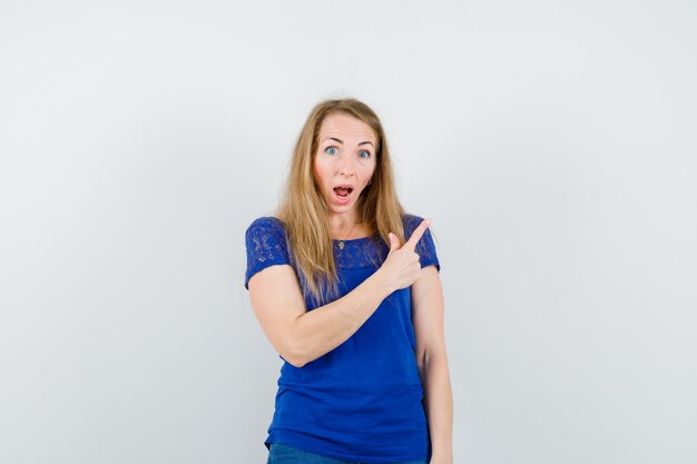 Mujer joven expresiva posando en el estudio