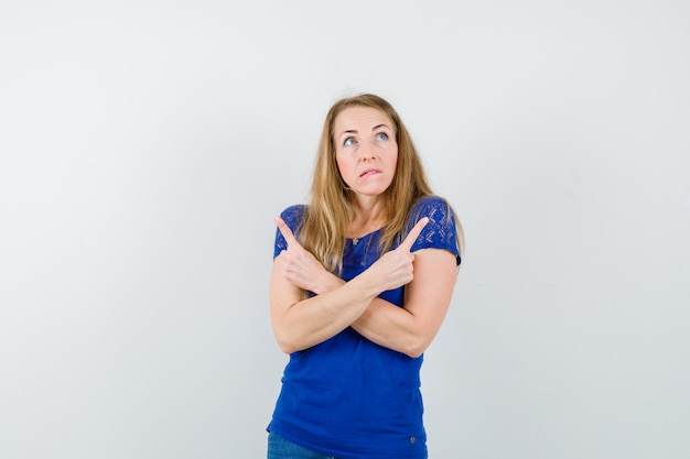 Mujer joven expresiva posando en el estudio