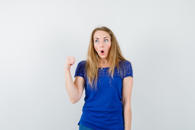 Mujer joven expresiva posando en el estudio