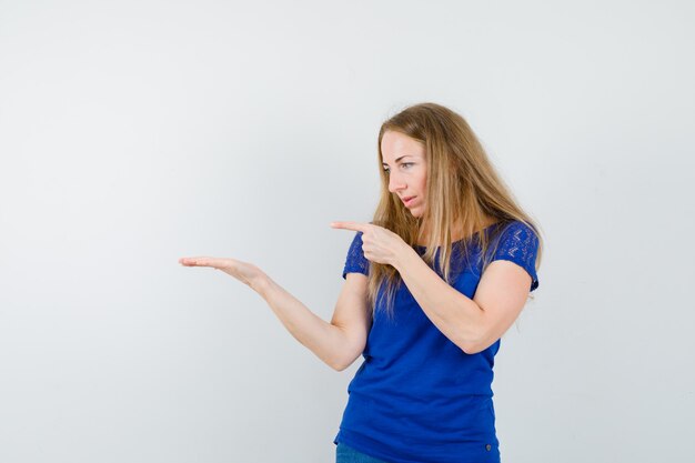 Mujer joven expresiva posando en el estudio