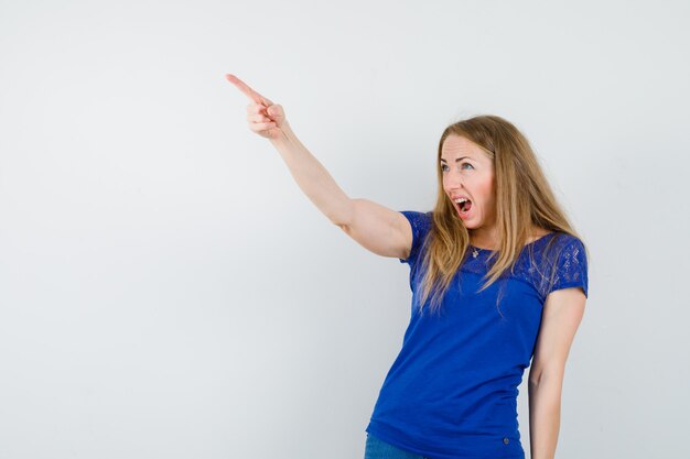 Mujer joven expresiva posando en el estudio