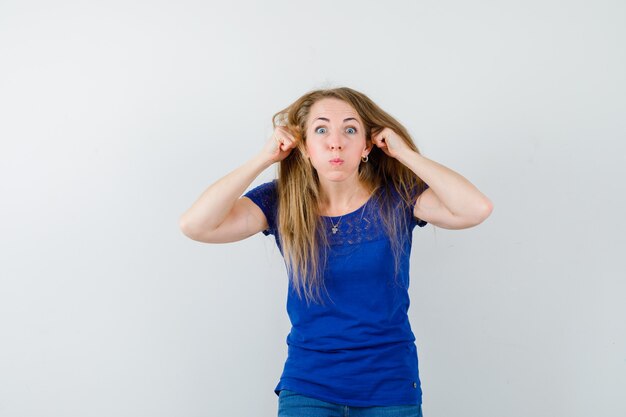 Mujer joven expresiva posando en el estudio