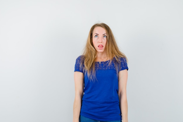 Mujer joven expresiva posando en el estudio