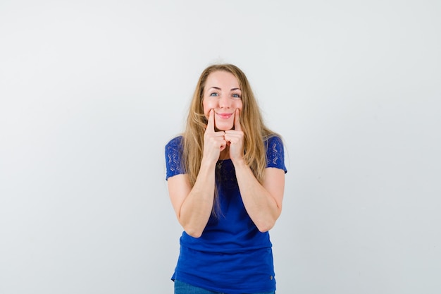 Mujer joven expresiva posando en el estudio