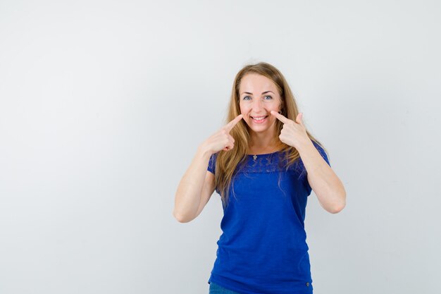 Mujer joven expresiva posando en el estudio