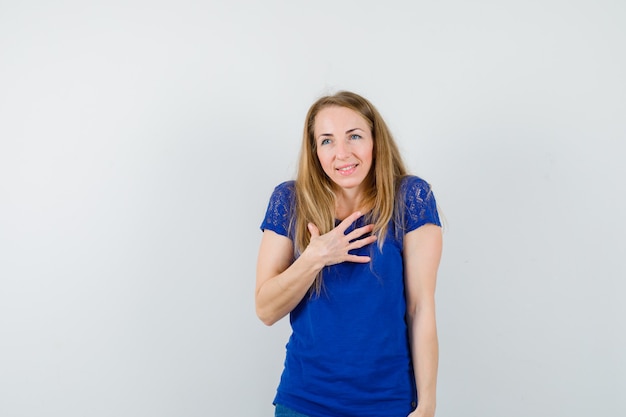 Mujer joven expresiva posando en el estudio