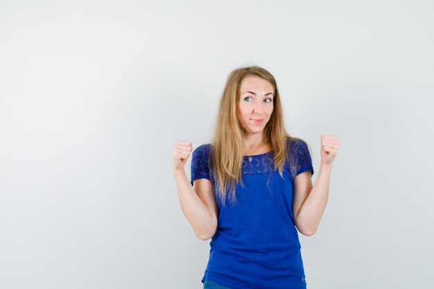 Mujer joven expresiva posando en el estudio