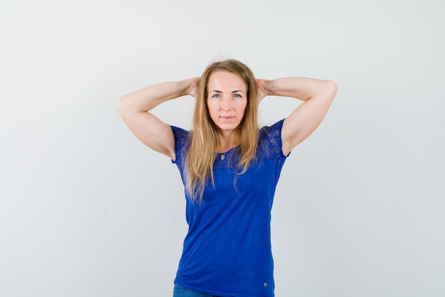 Mujer joven expresiva posando en el estudio