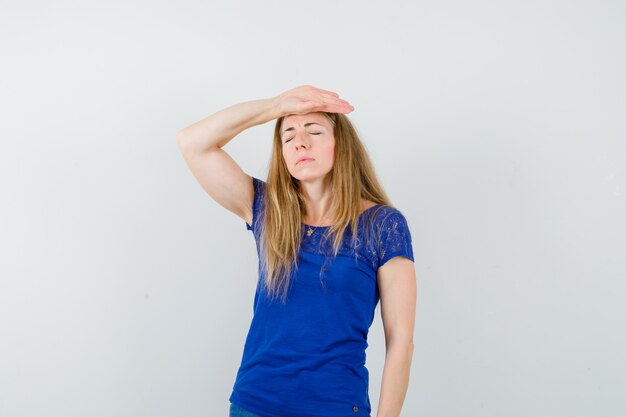 Mujer joven expresiva posando en el estudio