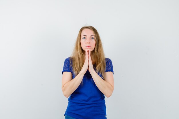 Mujer joven expresiva posando en el estudio