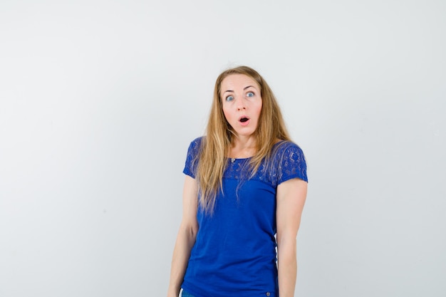 Mujer joven expresiva posando en el estudio