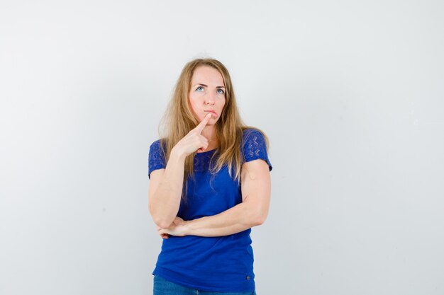 Mujer joven expresiva posando en el estudio