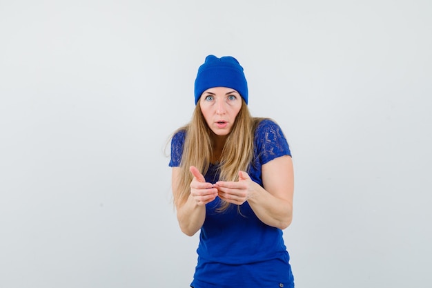 Mujer joven expresiva posando en el estudio