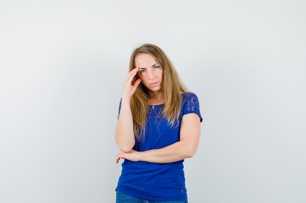 Mujer joven expresiva posando en el estudio