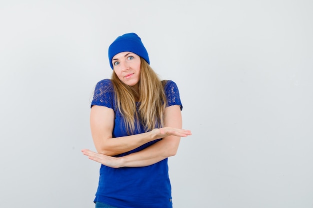 Mujer joven expresiva posando en el estudio