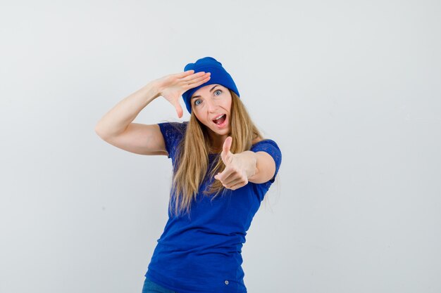 Mujer joven expresiva posando en el estudio