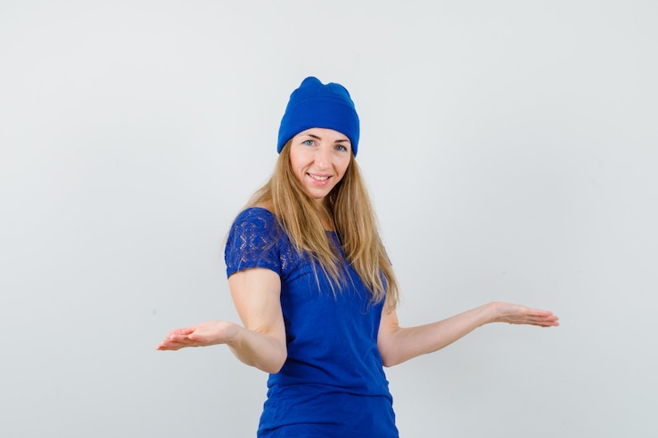Foto gratuito mujer joven expresiva posando en el estudio