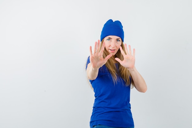 Foto gratuita mujer joven expresiva posando en el estudio