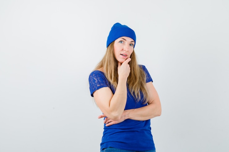 Foto gratuito mujer joven expresiva posando en el estudio