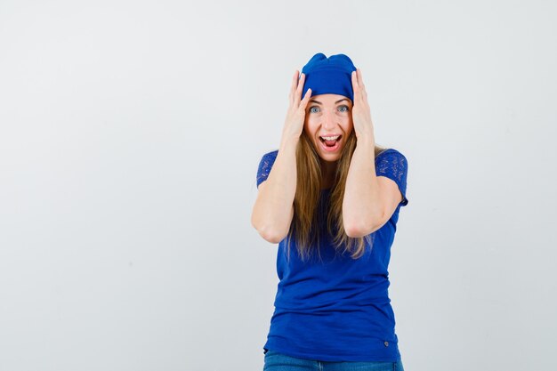 Mujer joven expresiva posando en el estudio