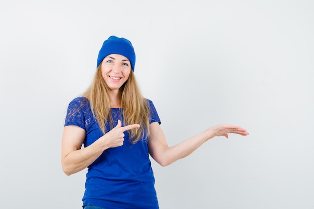 Mujer joven expresiva posando en el estudio