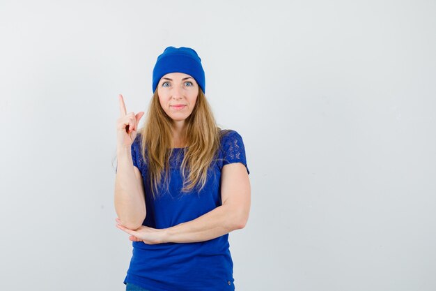 Mujer joven expresiva posando en el estudio