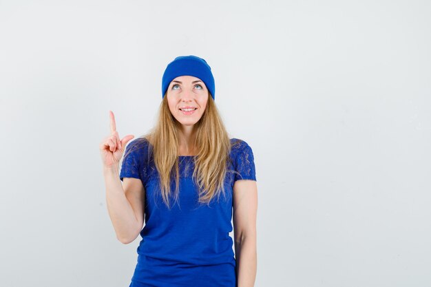 Mujer joven expresiva posando en el estudio