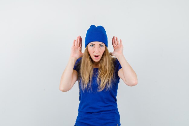 Mujer joven expresiva posando en el estudio