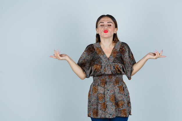 Mujer joven expresiva posando en el estudio