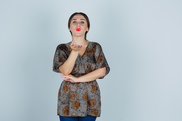 Mujer joven expresiva posando en el estudio