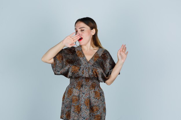 Mujer joven expresiva posando en el estudio