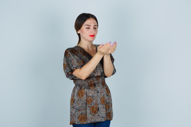 Mujer joven expresiva posando en el estudio