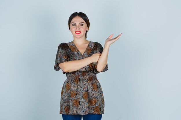 Mujer joven expresiva posando en el estudio